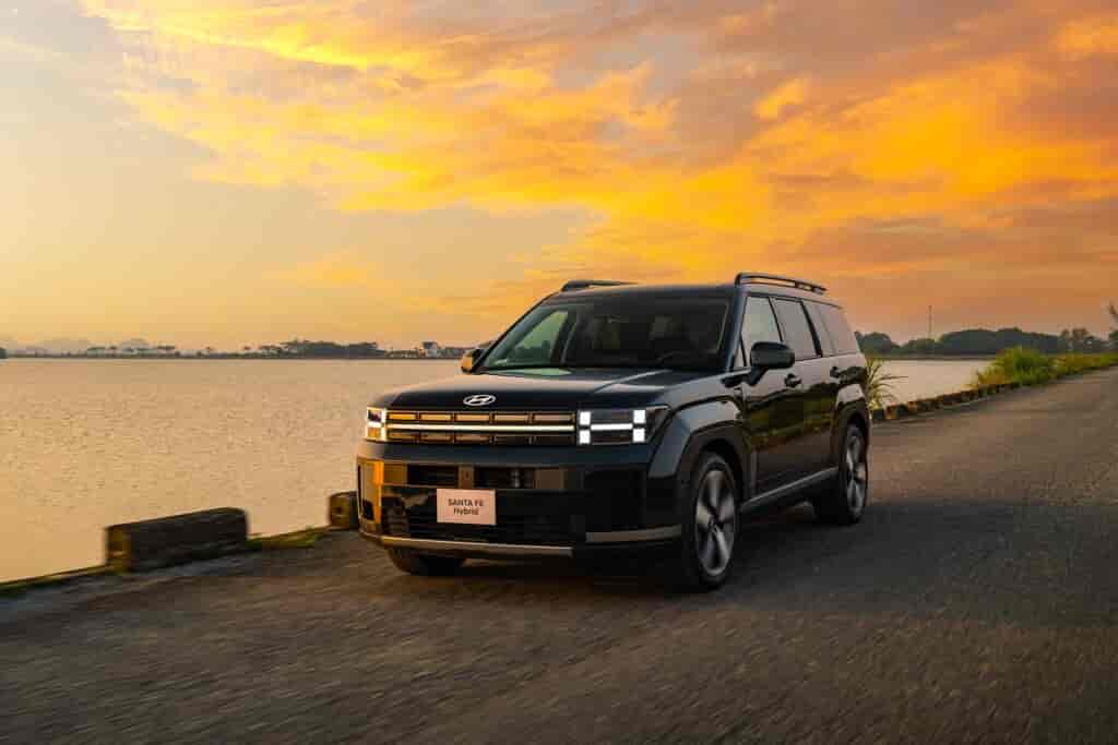 ĐÁNH GIÁ HYUNDAI SANTA FE HYBRID: TIÊN PHONG CÔNG NGHỆ XANH, BỨT PHÁ TRẢI NGHIỆM TẠI HYUNDAI HUẾ 1 Hyundai Santa Fe Hybrid 1 1024x683 1